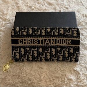 New Subtle Luxury Black and Cream
Designer Wallet